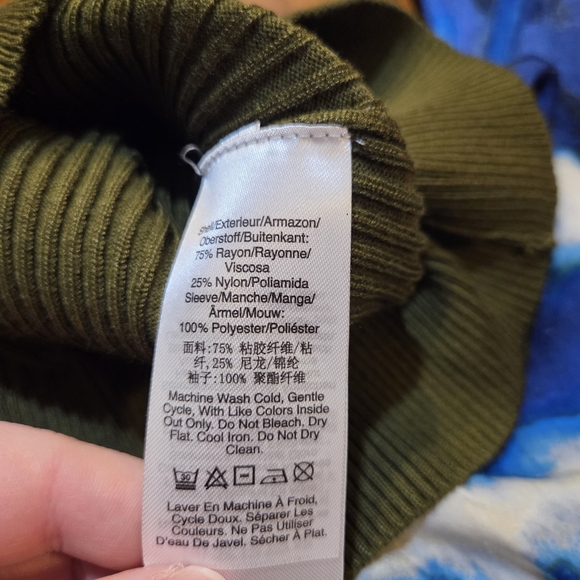 NWT DKNY Dark Olive Green Sweater Wkth Ink Swirl Patter Sleeves - Picture 5 of 8